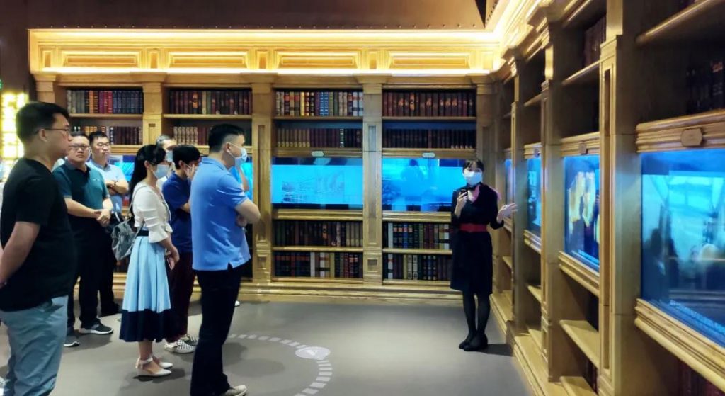 巖星專題 | 廣東工業設計城領導蒞臨深圳參觀深圳優秀企業博物館插圖(2)